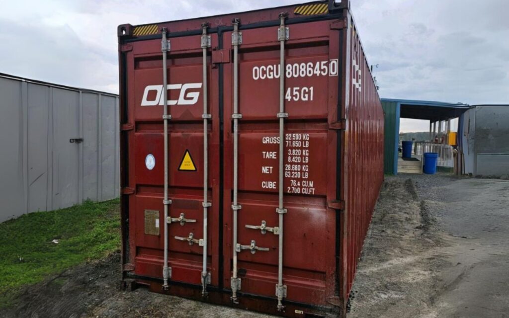 kontener sanitarny przed umeblowaniem