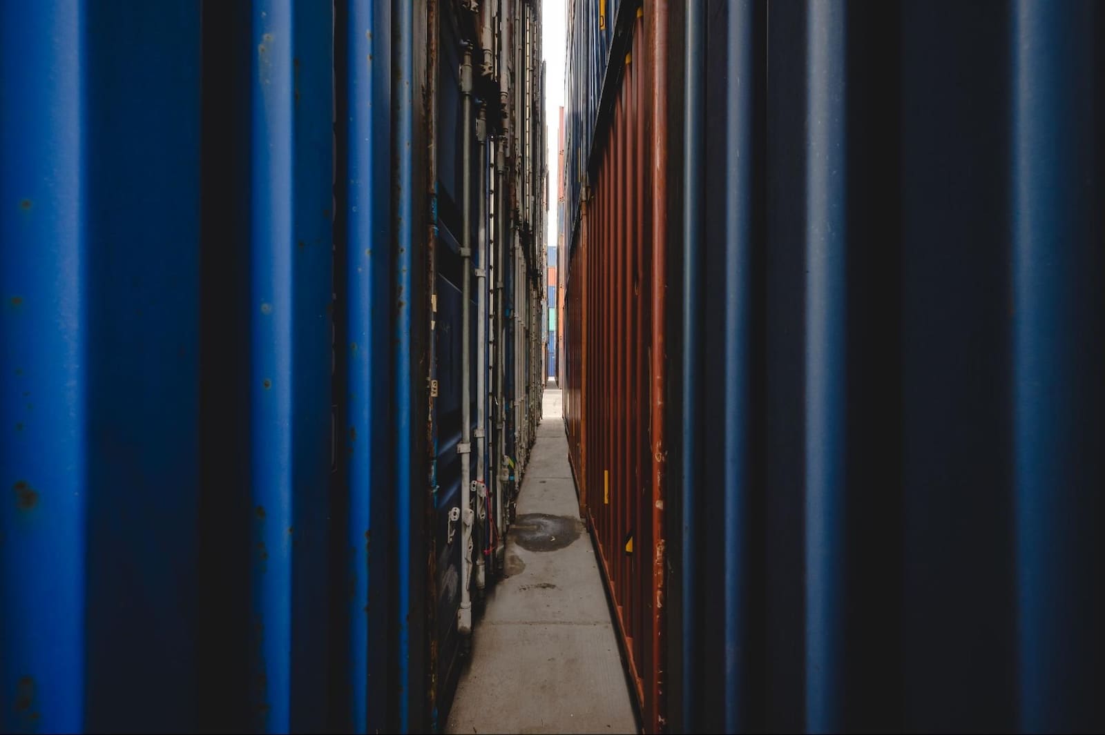 rzędy kontenerów morskich